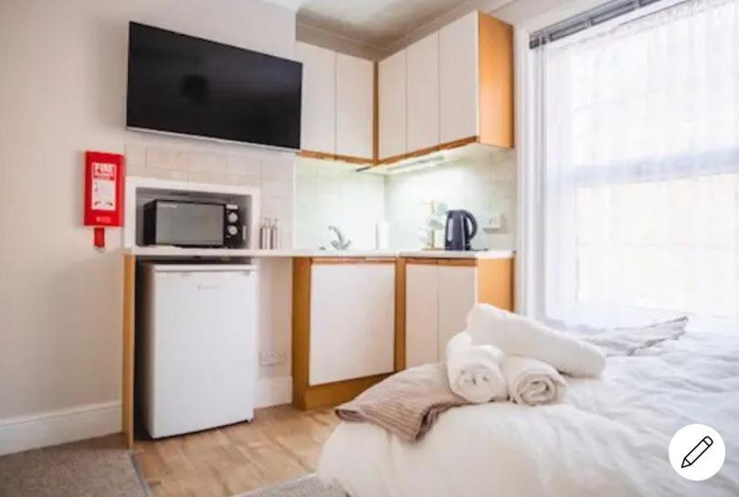 Poole Stay Экстерьер фото
